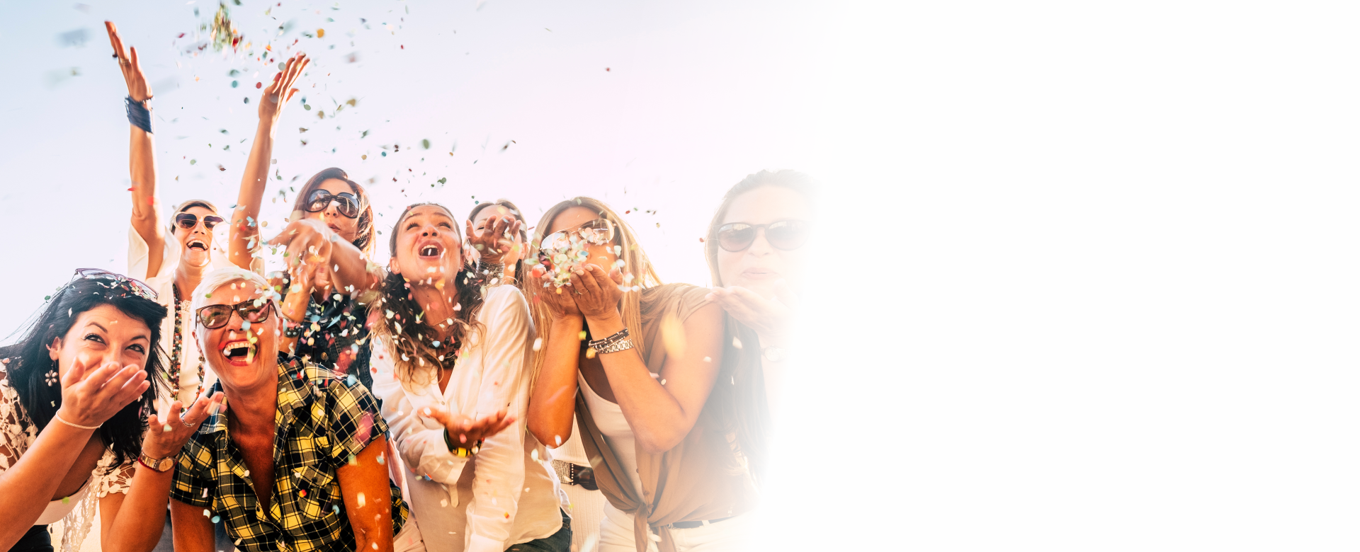 Grupa ludzi sypiących konfettii