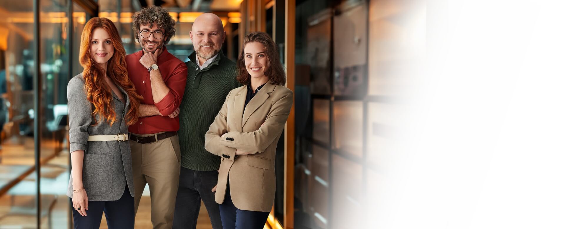 Dwie kobiety i dwaj mężczyźni stojący w biurze